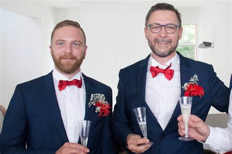 Il Parrocco Contro Lo Scout Gay Che Ha Sposato Il Compagno Intervenga Il Vescovo Gay It