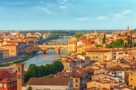 Bela paisagem acima do panorama sobre a vista histórica de florença do