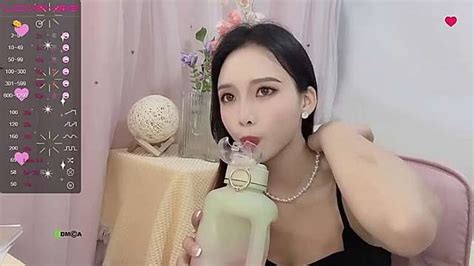 Bettyl Naked Stripping On Cam For Live Sex Video Chat InTheCrack