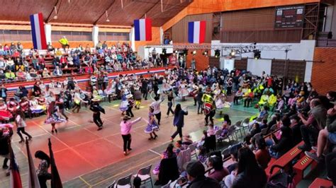 Gimnasio de Villarrica se llenó de cuecas pañuelos y chilenidad con