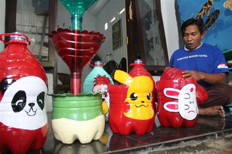 Pot Estetik Berbahan Galon Bekas Sumber Cuan Pria Jombang