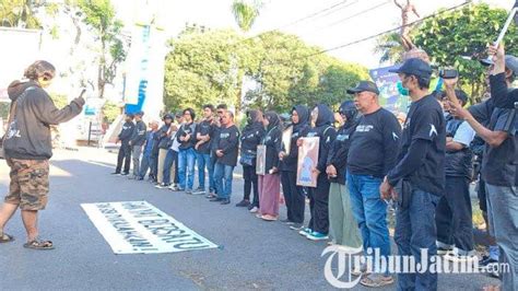 Keluarga Korban Tragedi Kanjuruhan Malang Gelar Kamisan Tolak Renovasi