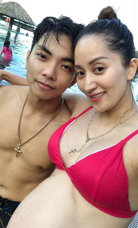 Khánh Thi diện bikini khoe bụng bầu gần 8 tháng bên chồng con