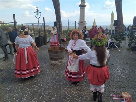 Foto A Lanuvio Andata In Scena La Festa Dell Uva E Del Vino Tante