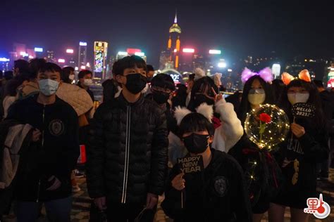 （有片 多圖）尖沙咀蘭桂坊除夕入夜人流增 市民冀明年無須戴口罩 港聞 點新聞