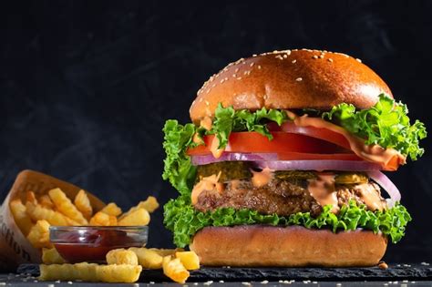 Hamb Rguer Saboroso Fresco E Batatas Fritas Na Mesa Foto Premium