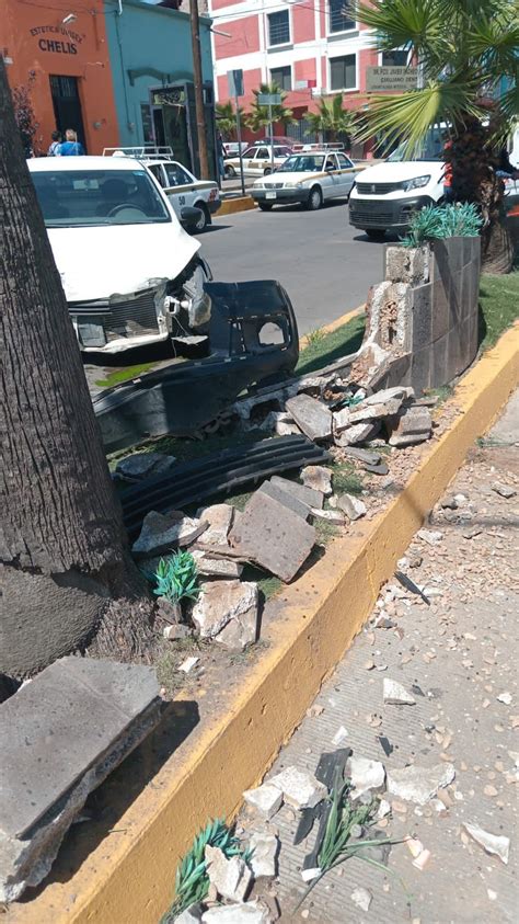 Conductor Invade Carril Y Choca Contra Un Objeto Fijo En La Avenida