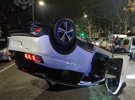 Vuelca Un Coche Tras Un Accidente En Una De Las Calles M S Importantes