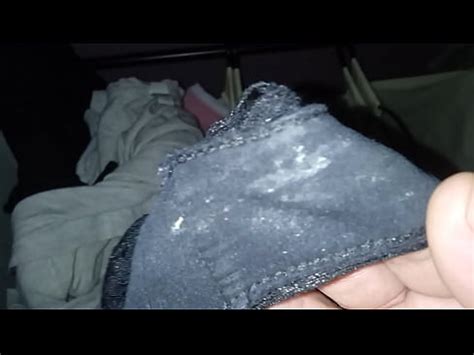 Oliendo las bragas de la cuñada XVIDEOS