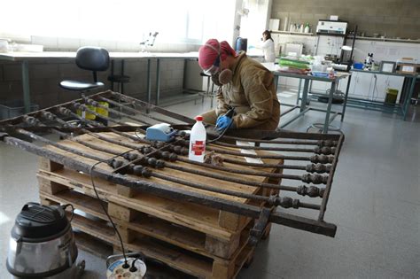 Recuperació i restauració duna porta de ferro colat dun refugi