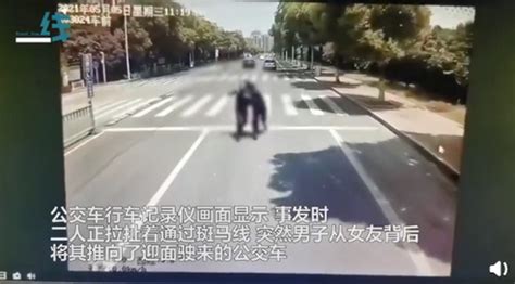 气愤！情侣吵架男子将女友推向公交车：她死了，我跟她一起死 北晚新视觉