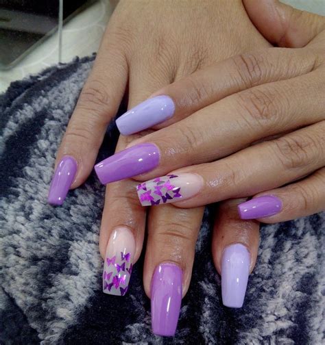 uñas moradas con mariposas Pretty acrylic nails Stylish nails art