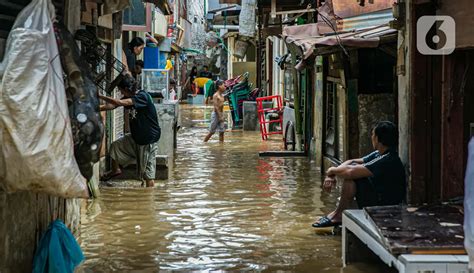 FOTO Bersih Bersih Sisa Banjir Kampung Melayu Foto Liputan6