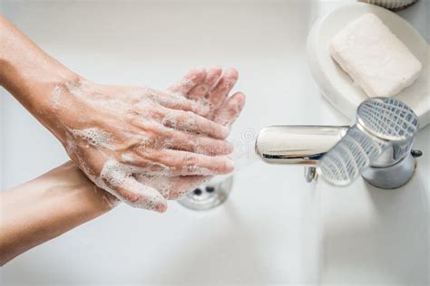 Mujer Joven Se Lava Las Manos En El Lavabo Con Jab N Foto De Archivo