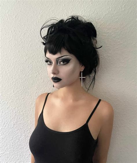 These 30 Gorgeous Goth Makeup Looks Will Put A Spell On You