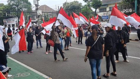 Massa Pro Dan Kontra Pemilu Sama Sama Gelar Aksi Di Depan Kpu Ri