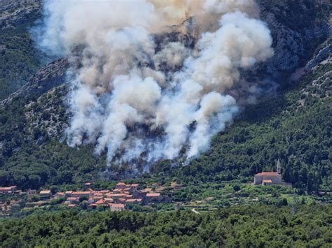 Slobodna Dalmacija Gori na južnoj strani otoka Hvara požar se širi