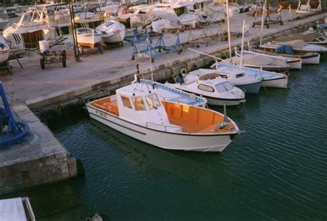 CONSTRUCTION DE BATEAUX DE SERVITUDES EN POLYESTER A CASSIS