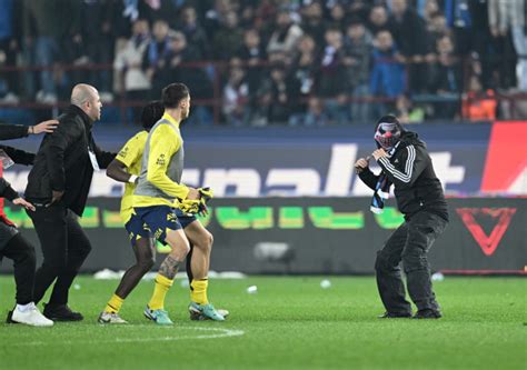 Fenerbah Eli Osayi Samuel Kendisine Do Ru Ko An Trabzonsporlu