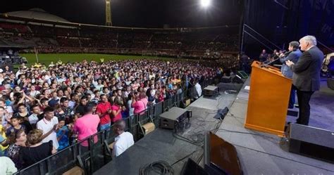 M S De Mil Personas Reciben A Cristo En Evento Con Franklin Graham En