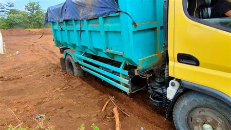 Mobil Truk Pengangkut Batu Nyaris Amblas Saat Akan Bongkar Muatan Batu