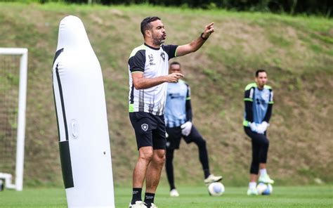 Evolução defensiva do Botafogo chama a atenção em trabalho de Artur