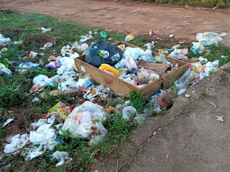 Sem coleta lixo fica jogado às margens da principal da Estrada Jarbas