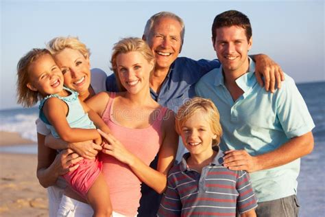 Retrato Da Família De Três Gerações Na Praia Imagem de Stock Imagem