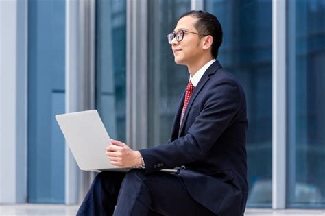 Homens De Neg Cios Usam Laptops Na Entrada De Um Pr Dio De Escrit Rios