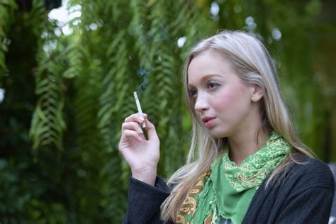 Retrato De Cigarros De Fumo De Uma Jovem Mulher Bonita Perigos Da