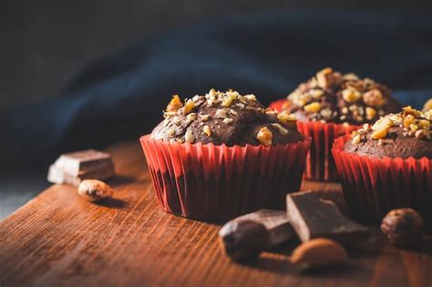 Muffins De Chocolate Caseros O Cupcakes Espolvoreados De Nueces Sobre