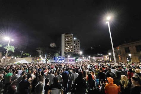 Missa do Impossível milhares de fiéis lotam Praça Antônio Carlos