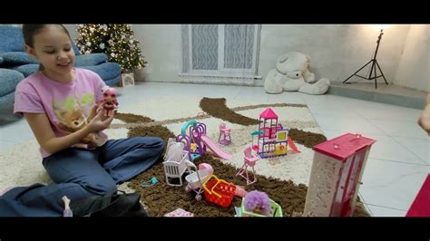 Разбираем запасы барби, Алиса укладывает спать пупсика - YouTube