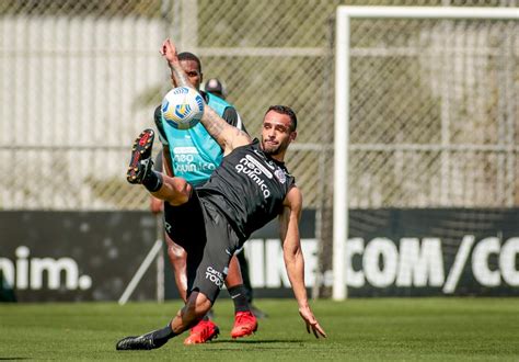 Escala O Do Corinthians Renato Augusto Treina Em Campo Para Jogo