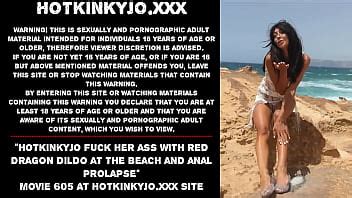 Hotkinkyjo folla su culo con un consolador de dragón rojo en la playa y prolapso anal XVIDEOS