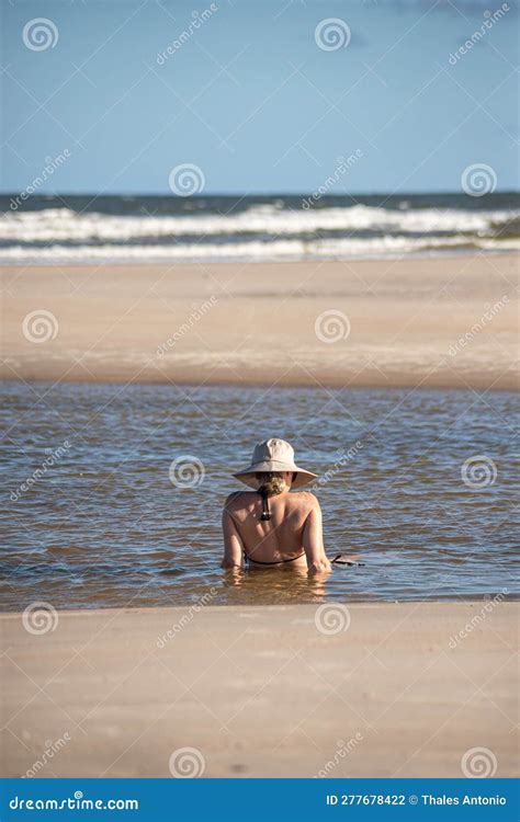Femme En Bikini Et Chapeau Prenant Un Bain Dans La Mer Photo Stock Image Du Nature Bikini