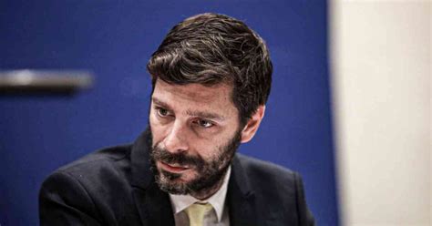 Νικόλας Γιατρομανωλάκης Τι έκανε ο Μητσοτάκης όταν του ανακοίνωσε ότι είναι gay Ειδησεις