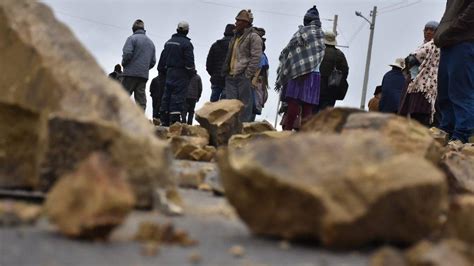 Pobladores de Colomi bloquean la nueva vía Cochabamba Santa Cruz por