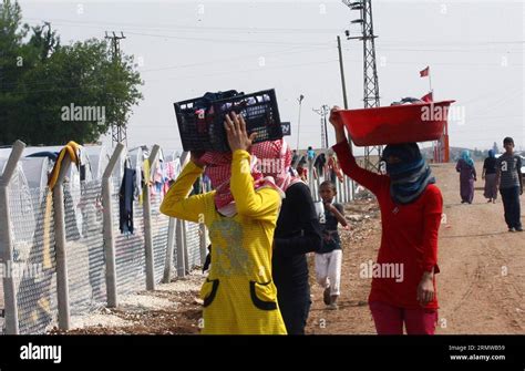 Refugiados Kurdos Sirios Son Vistos En La Frontera Turco Siria En La