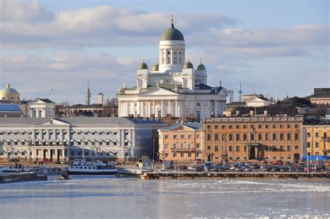 Skyline De Helsínquia E Catedral No Inverno Finlandia De Helsínquia