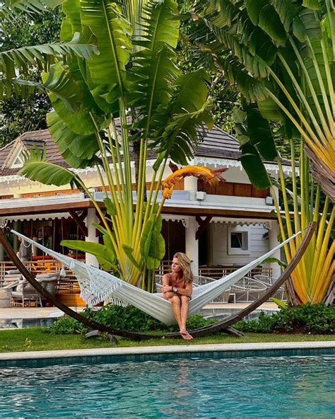 Amelia Bono Presume De Su Tonificado Abdomen Con Un Bikini De Flores D En El Caribe