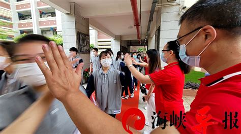 高考首日红红火火 风雨难阻送考热情