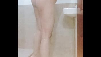 Ama de casa india bañándose y teniendo sexo con una pareja india en el baño XVIDEOS