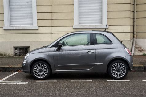 Vista De Perfil Del Coche Fiat Gris Marca Italiana Famosa De Coches