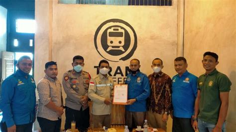 Pt Pupuk Iskandar Muda Pim Menerima Penghargaan Dari Ketua Karang