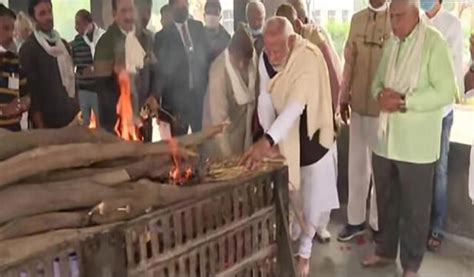 Pm Modi Performs Last Rites Of His Mother Heeraben In Gandhinagar