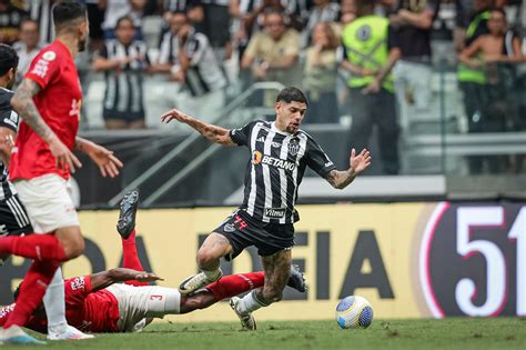 Lateral Tem Les O Confirmada E Mais Um Desfalque No Atl Tico O Tempo