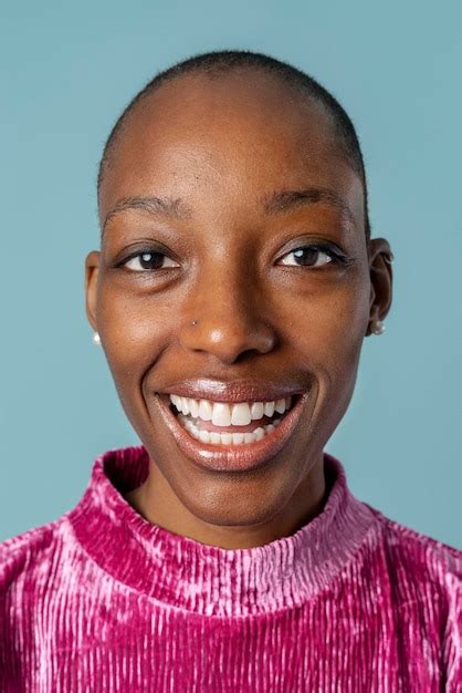 Mulher Negra Feliz Em Um Top Rosa Foto Premium