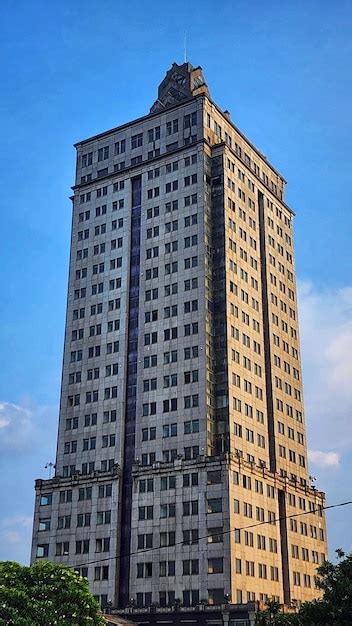 Premium Photo A Tall Building With Many Windows On The Top