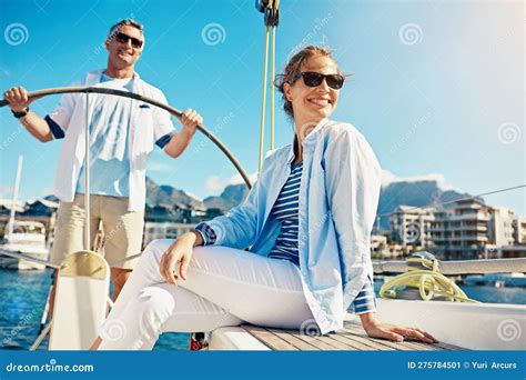 Voyager En Bateau Est Le Meilleur Un Couple Naviguant Sur Un Yacht Image Stock Image Du